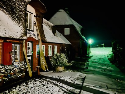 Endlich bleibt etwas Schnee liegen und verleiht Hallig Hooge ein winterliches Erscheinungsbild. Wir wünschen Euch einen schönen Abend! #hallighooge #immeranders #halligen #winter #schneezauber