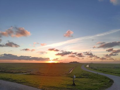 Einen schönen Abend wünscht euch das Team des Tourismus-Service Hallig Hooge! 

#hooge #immeranders #tourismus_service_hallig_hooge #nordsee #halligen #sonnenuntergang