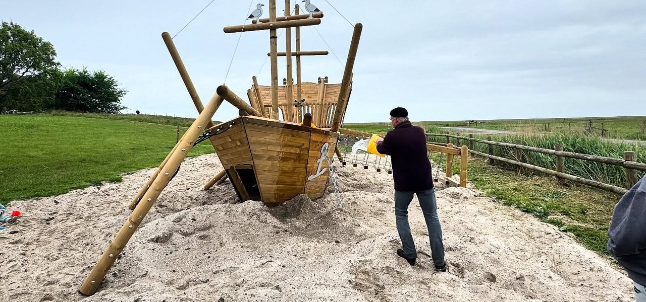 Heute war die Eröffnung des neuen Spielschiffs auf dem Spielplatz auf Hanswarft durch Bürgermeister Michael Klisch. Nach Überwindung einiger Herausforderungen ist das maritime Spielgerät nun endlich bereit für seine jungen Kapitäninnen und Kapitäne! Wir f
