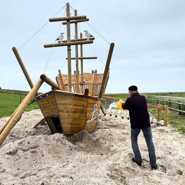 Heute war die Eröffnung des neuen Spielschiffs auf dem Spielplatz auf Hanswarft durch Bürgermeister Michael Klisch. Nach Überwindung einiger Herausforderungen ist das maritime Spielgerät nun endlich bereit für seine jungen Kapitäninnen und Kapitäne! Wir f