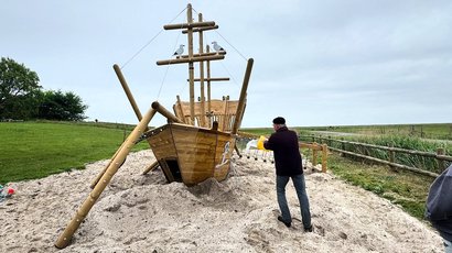 Heute war die Eröffnung des neuen Spielschiffs auf dem Spielplatz auf Hanswarft durch Bürgermeister Michael Klisch. Nach Überwindung einiger Herausforderungen ist das maritime Spielgerät nun endlich bereit für seine jungen Kapitäninnen und Kapitäne! Wir f