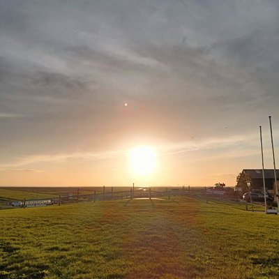 🌅Ein unvergesslicher Sonnenaufgang, der den Himmel in zarte Farben taucht. Wenn du schon mal auf Hallig Hooge warst, weißt du wie einzigartig dieser Ort ist. Die Weite, das sanfte Meeresrauschen, grenzenlose Weite und die ersten Sonnenstrahlen des Tages -