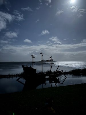 So märchenhaft schön kann Landunter am späten Abend sein. #hallighooge #landunter #immeranders #tourismus_service_hallig_hooge #piratenschiff
