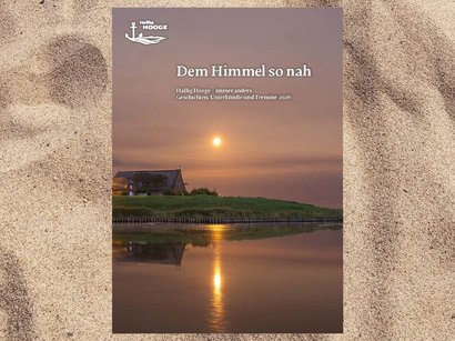 Das neue Urlaubsmagazin 2026 ist da! 🌅
Freut euch auf viele neue Geschichten und Einblicke von unseren Halliglüüd und rund um Hallig Hooge. Natürlich gibt’s auch wieder jede Menge Tipps, wichtige Infos und unser aktuelles Gastgeberverzeichnis – für euren 