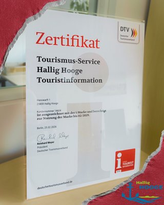 Zertifiziert!🥳 

Wir wurden vom Deutschen Tourismusverband mit der i-Marke als Touristinformation ausgezeichnet.🎖️

Ihr habt Fragen und Anregungen an uns? Dann kontaktiert uns gerne unter der Tel. 04849 255 oder per E-Mail an info@hooge.de. Wir freuen uns