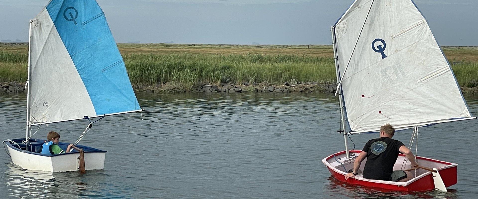 Kinder mit zwei Jollen auf dem Wasser