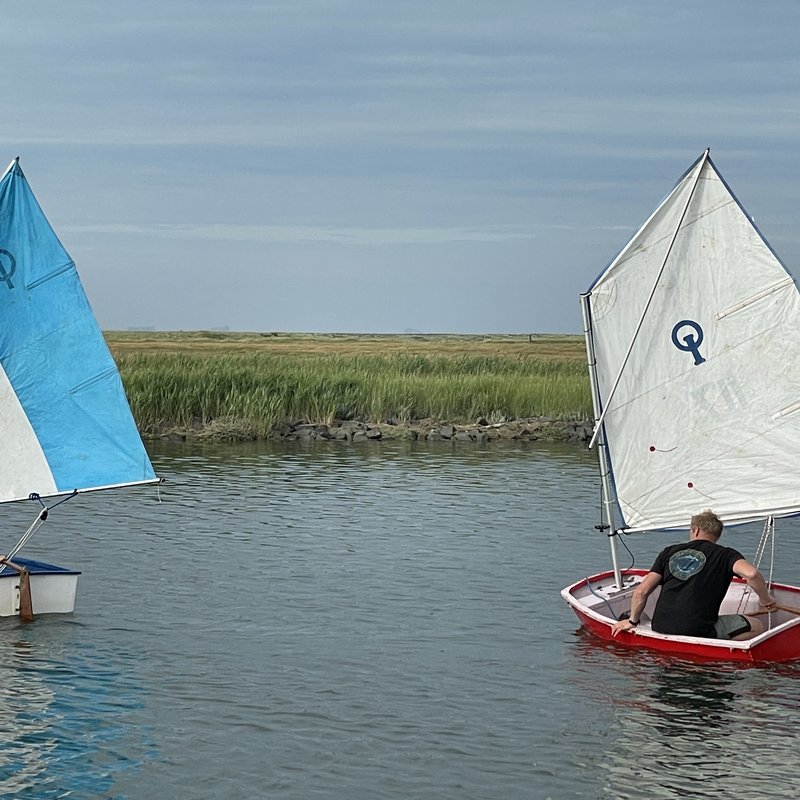 Kinder mit zwei Jollen auf dem Wasser