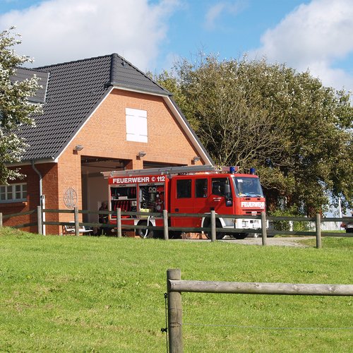 Feuerwehrauto am Gerätehaus