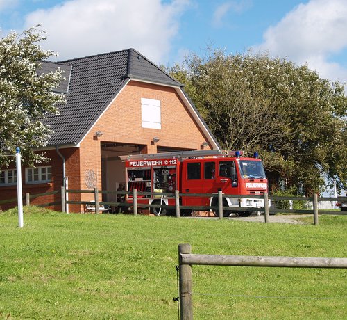 Feuerwehrauto am Gerätehaus