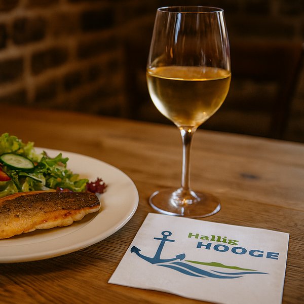 Gastronomie auf Hallig Hooge mit Logo