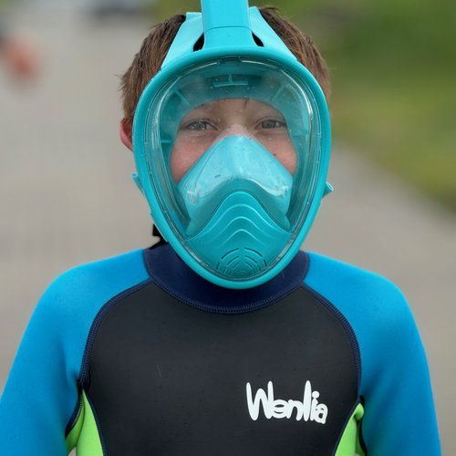 Junge mit Taucherbrille