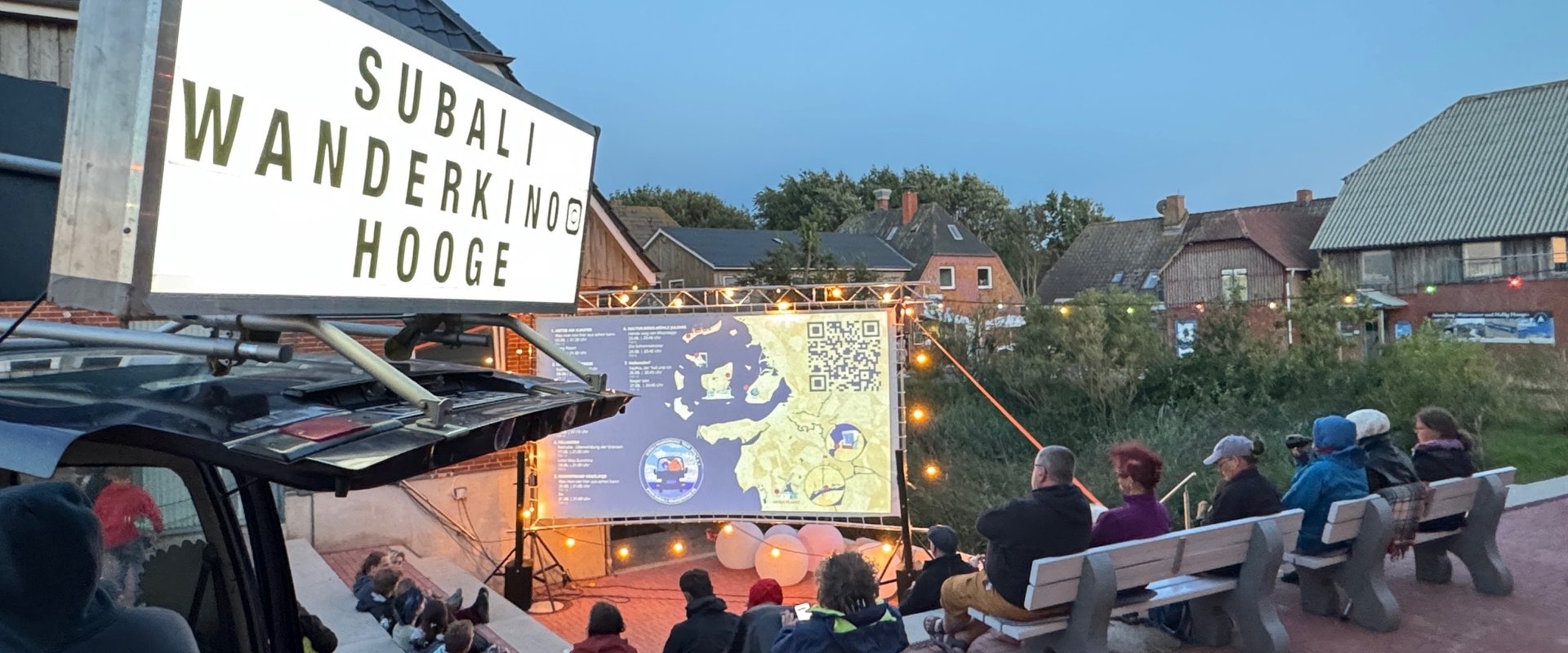 Kino-Openair mit Schild