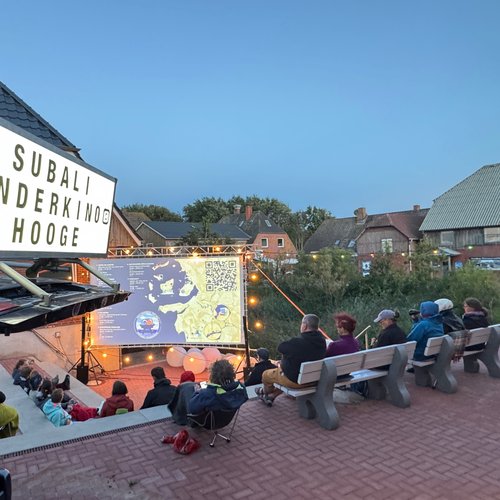 Kino-Openair mit Schild