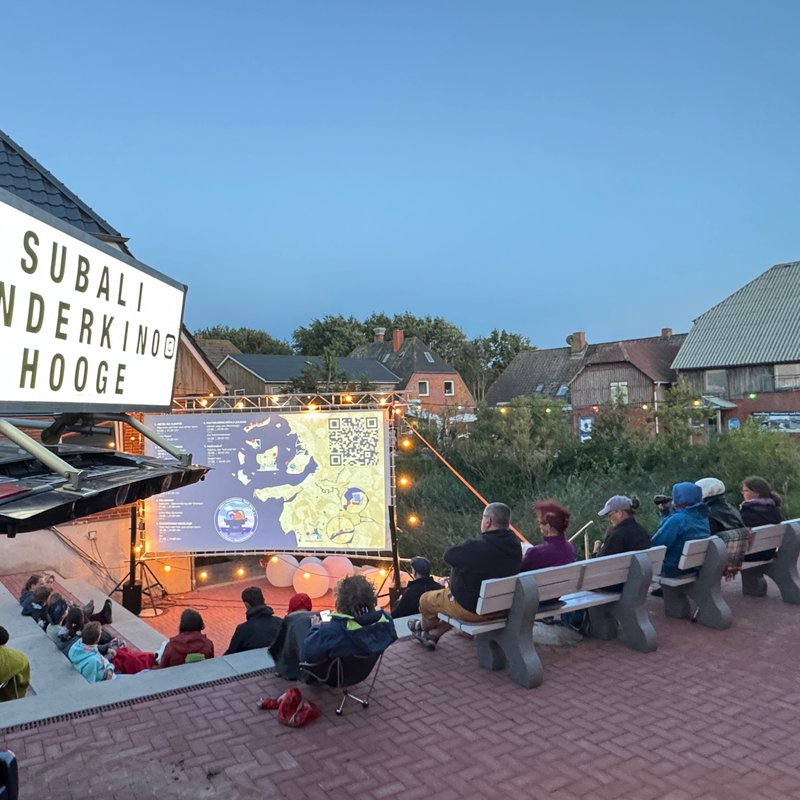 Kino-Openair mit Schild
