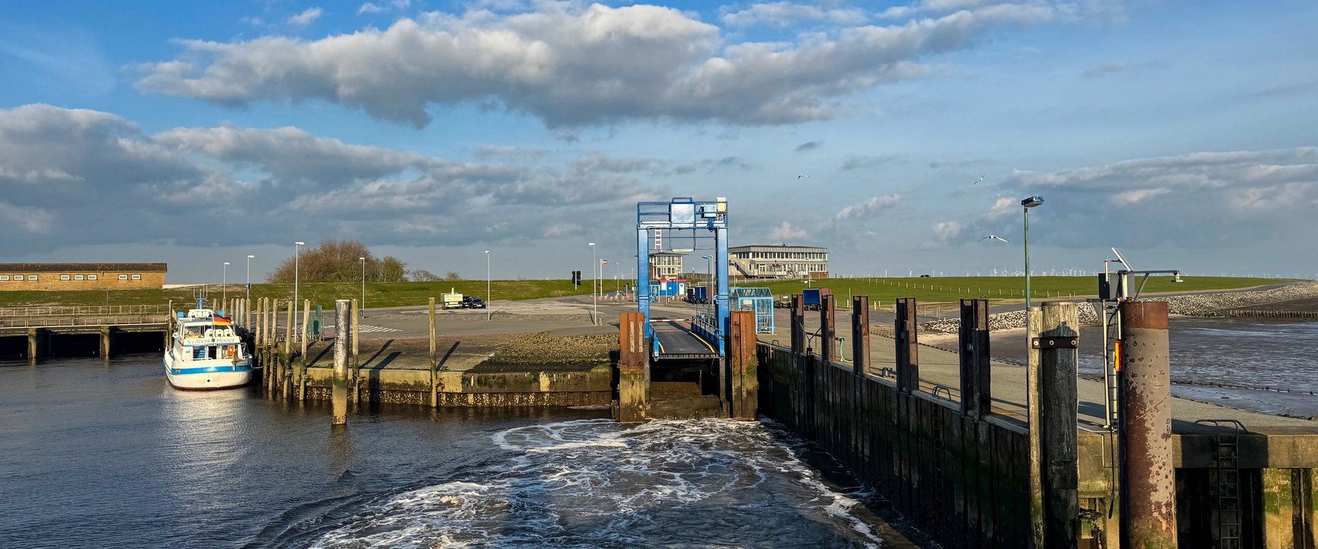 Fährhafen Schlüttsiel, Blick von abfahrenden Fähre auf den Anleger