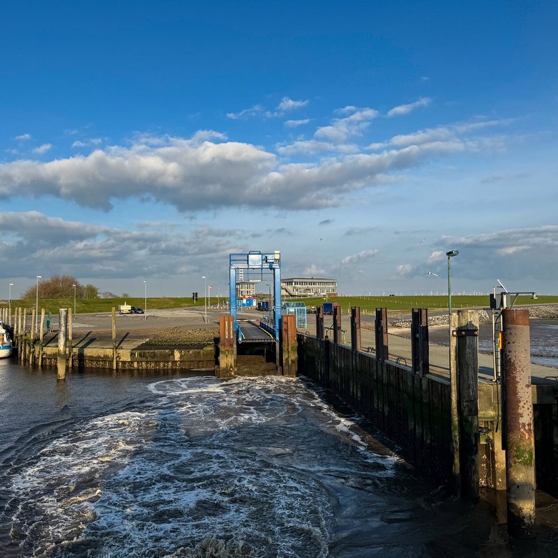Fährhafen Schlüttsiel, Blick von abfahrenden Fähre auf den Anleger