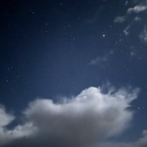 Sternenhimmel mit Wolken