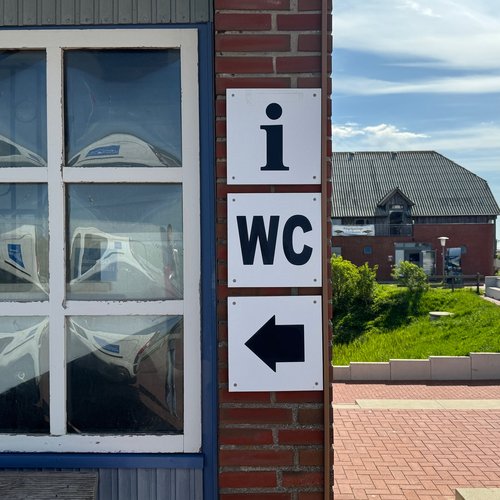 Hinweisschild zu den Toiletten an Uns Hallig Hus