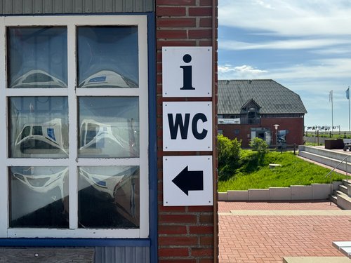 Hinweisschild zu den Toiletten an Uns Hallig Hus