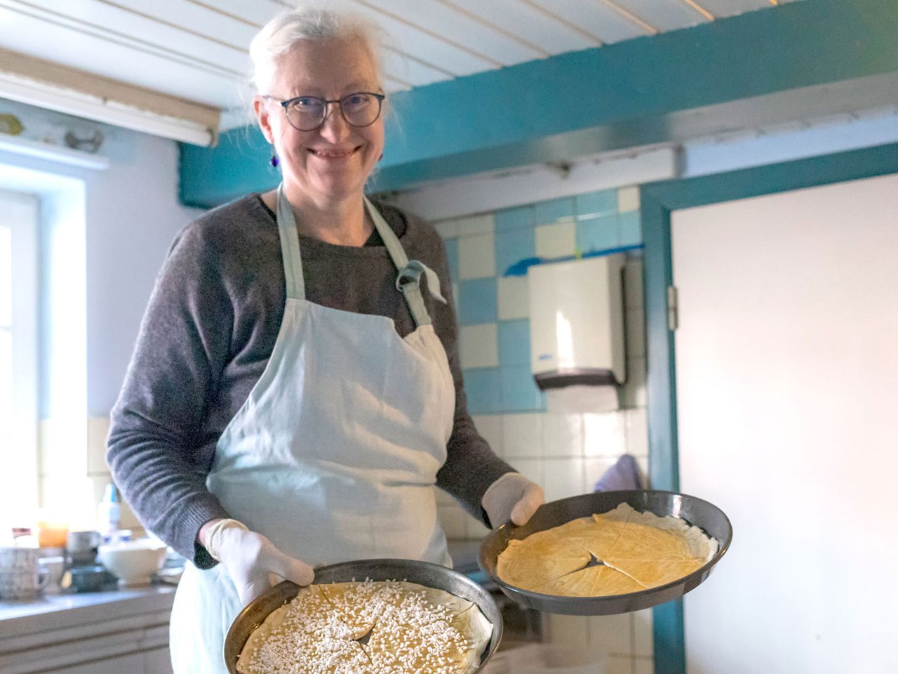 Karen Tiemann mit Kuchen im Blauen Pesel