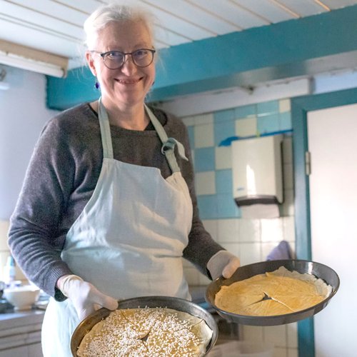 Karen Tiemann mit Kuchen im Blauen Pesel